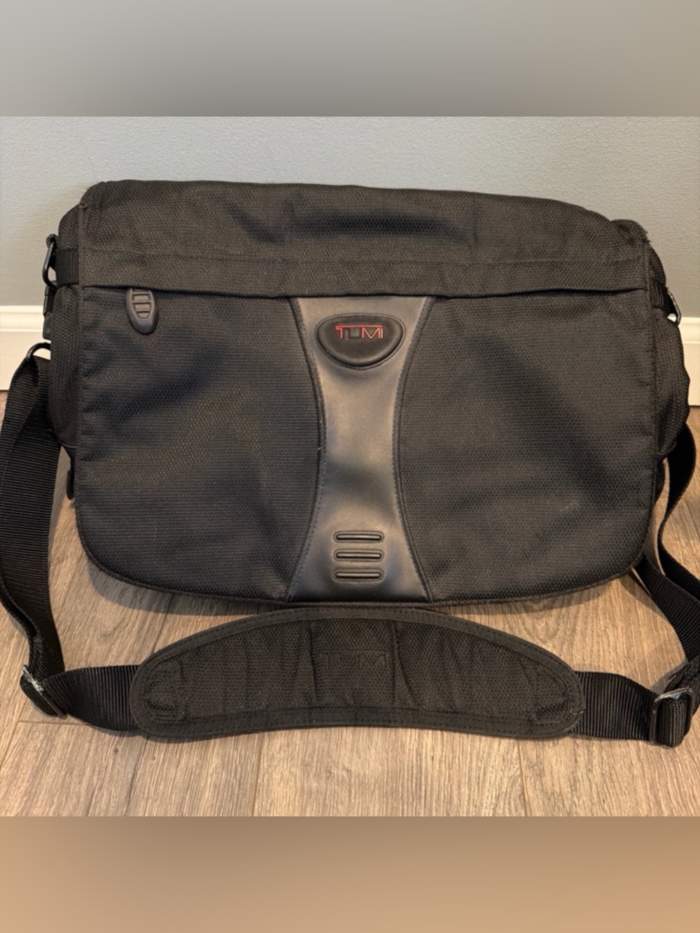 Tumi T2 Tech Bag Black Ballistic‎ Expandable Messenger Laptop Bag Satchel Travel